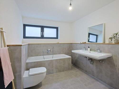 Hochwertiges Tageslichtbad mit Badewanne und Dusche - 