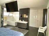 Elternschlafzimmer mit Badebereich - 