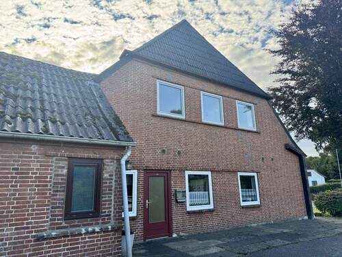 Seitenansicht / Auffahrt - Mehrfamilienhaus, Wohnhaus mit 262,00 m&sup2; in Sankt Michaelisdonn / Hindorf zum Kaufen