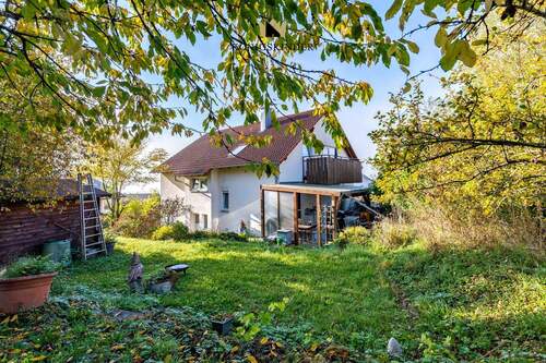 Rückansicht - Viel Platz für die Familie - Zweifamilienhaus mit Terrasse, Balkon und teilausgebautem UG