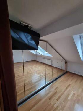 Fernseher über Einbauschrank - 