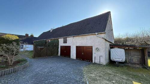 Nebengebäude mit Garagen - 