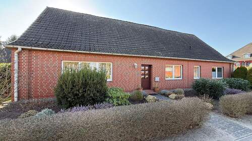 Haus - Frontansicht 1.1 - Großzügiges Einfamilienhaus mit großem Grundstück und Nebengebäude zu kaufen!