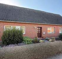 Großzügiges Einfamilienhaus mit großem Grundstück und Nebengebäude zu kaufen! - Plate Consrade