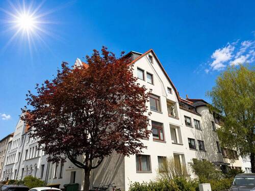 Hausansicht - Ihr neues IMMOBILIEN QUARTIER: LIST! 3-Zi. Erdgeschoss-Wohnung m. Balkon IDEAL FÜR JEDE LEBENSPHASE