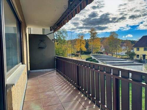 Außenansicht Westseite - Großzügige 3-Zimmer-Wohnung mit zwei Balkonen, Garage und Stellplatz