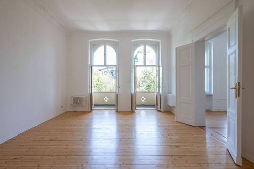 Wohnzimmer - Altbaujuwel mit Kachelöfen & Stuck - 144 m² in Top-Lage