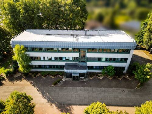 Ansicht mit Parkflächen - **Attraktives Büro- und Geschäftsgebäude (teilvermietet) in bester Gewerbelage von Langenselbold**