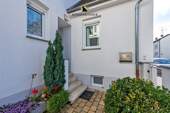 Aussen_DSC6063 - Einziehen und Wohlfühlen: Renoviertes Einfamilienhaus mit 3 Schlafzimmer, Terrasse & Stellplatz