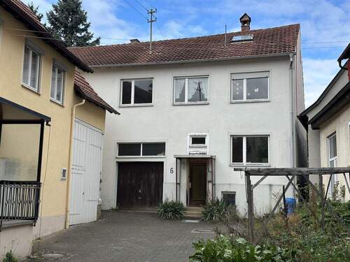 Hausansicht Eingangsseite mit Hof - 5 Zimmer Einfamilienhaus in Ofterdingen