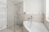 Tageslichtbad mit Badewanne und Dusche - 