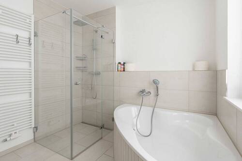 Tageslichtbad mit Badewanne und Dusche - 