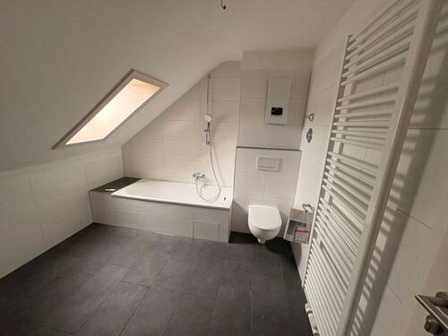 Tageslichtbad mit Wanne - 
