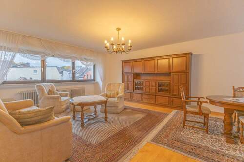 Wohn-Esszimmer mit Zugang zum Balkon - Menden Stadtmitte – helle ETW im 3.OG mit Aufzug und Balkon
