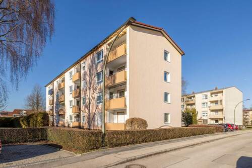 Außenansicht - Helle 3-Zimmer-Wohnung mit Balkon - viel Potenzial zur individuellen Gestaltung