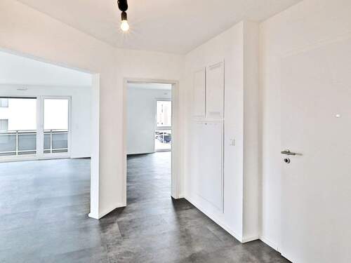 Großzügiger, offener Eingangsbereich mit Blick ins Wohnzimmer - 