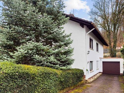 Zufahrt und Garage - Einfamilienhaus mit 194,00 m&sup2; in Gelnhausen zum Kaufen