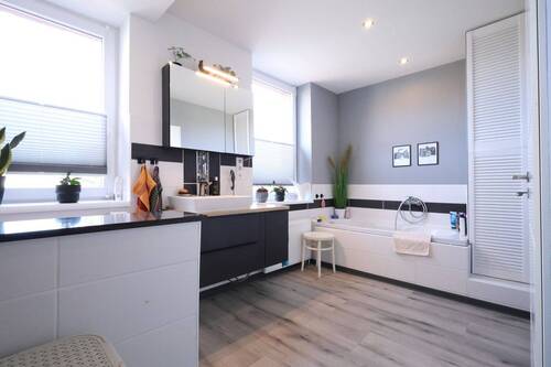 1. OG Bad mit Wanne und Dusche - Reihenmittelhaus mit 228,90 m&sup2; in Aschersleben zum Kaufen