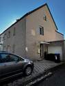 Ansicht Gebäude-Garage - Modernisierte Doppelhaushälfte mit zwei Wohneinheiten - zentral wohnen, und Mieteinnahme!