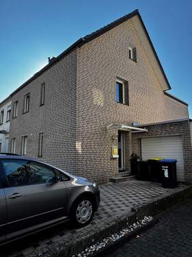Ansicht Gebäude-Garage - Modernisierte Doppelhaushälfte mit zwei Wohneinheiten - zentral wohnen, und Mieteinnahme!