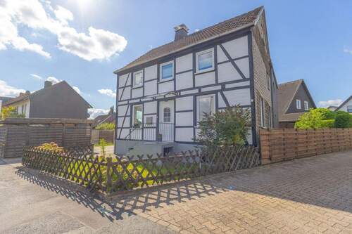 Haus & Gartenansicht - Menden Rtg. Bösperde – Modernes, kernsaniertes Fachwerkhaus mit 2 Wohnungen