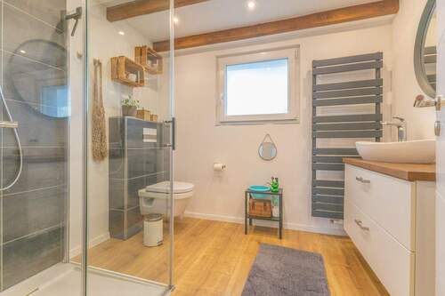 Tageslichtbad mit Dusche Wohnung im OG - 