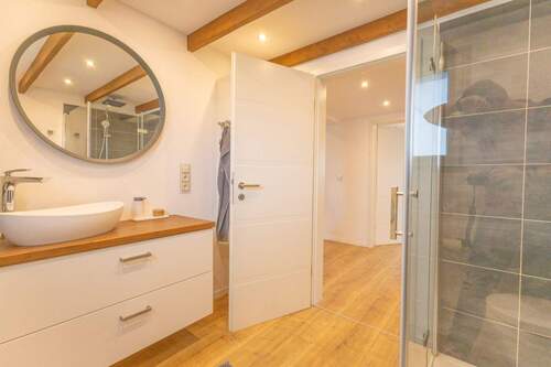 Tageslichtbad mit Dusche Wohnung im OG - 