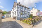 Haus & Gartenansicht - 5 Zimmer Mehrfamilienhaus, Wohnhaus zum Kaufen in Menden