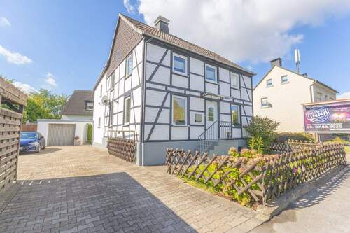 Haus & Gartenansicht - 5 Zimmer Mehrfamilienhaus, Wohnhaus zum Kaufen in Menden