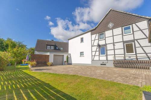 Haus & Gartenansicht - Mehrfamilienhaus, Wohnhaus mit 176,50 m² in Menden zum Kaufen
