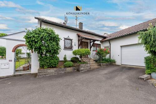 Eingang mit Garage - Einfamilienhaus mit Wintergarten & großem Sonnengarten - Wohnen in begehrter Lage von Freiberg a.N.