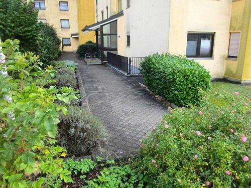 Hauszugang - 2 Zimmer Etagenwohnung zum Kaufen in Röthenbach