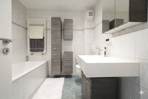 Bad mit Dusche und Wanne - Etagenwohnung mit 81,00 m&sup2; in Aschersleben zum Kaufen