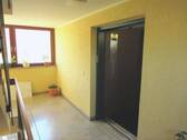 Treppenhaus mit Aufzug - 