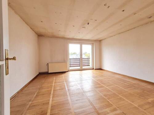 großes helles Wohnzimmer - 