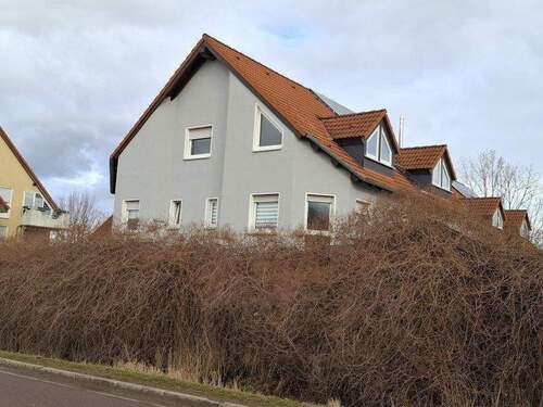 Giebel-/Hinteransicht von der Straße - Doppelhaushälfte mit 139,40 m&sup2; in Aschersleben zum Kaufen