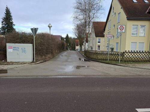 Zufahrt zum Wohngebiet - 