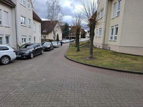 Zufahrtsstraße im Wohngebiet - 