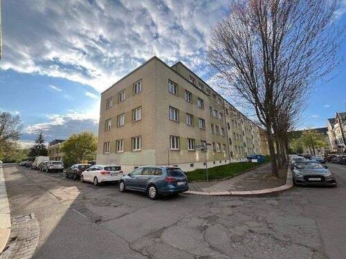 Hausansicht - Mega-Küche...Moderne, renovierte 3 - Zimmer-Wohnung in Nähe zum Park, Einbauküche gegen Aufpreis möglich