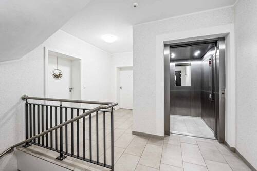 Treppenhaus mit Aufzug - 