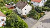 Drohnenansicht - Großzügiges Zweifamilienhaus mit riesigem Garten und Doppelgarage