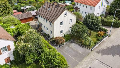 Drohnenansicht - Großzügiges Zweifamilienhaus mit riesigem Garten und Doppelgarage