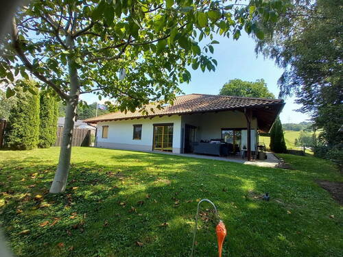 Haus vom Garten aus - Barriere freier Bungalow mit sehr schönem Garten