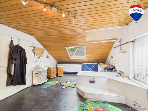 RE/MAX Immobilien DeLux Haus Merzig / Besseringen Bad 2. OG - 