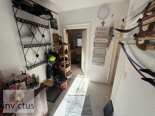 Flur mit Zugang zum Bad - 