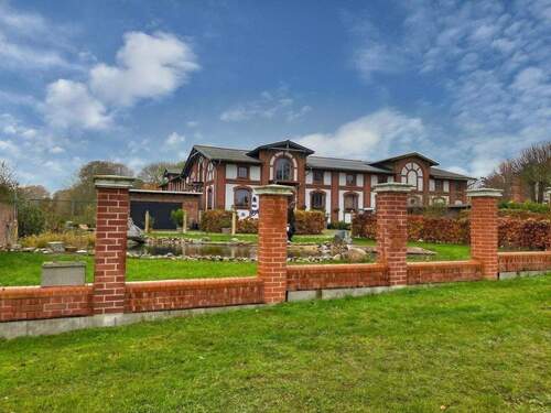 Herrenhaus Frontansicht - 1 Zimmer Mehrfamilienhaus, Wohnhaus zum Kaufen in Mölln