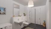 Modern gefliestes Badezimmer mit bodengleicher Dus - 
