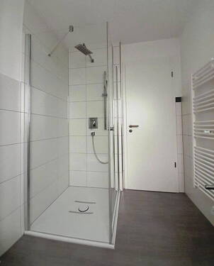 Bad: Dusche, Handtuch-Heizung - 