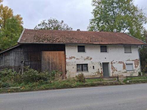Hausansicht - ZWANGSVERSTEIGERUNG: Sanierungsbedürftiges Wohnhaus mit Werkstatt Stall ab € 65.000.--möglich !