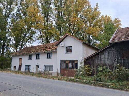 Blick auf Haus von Straße aus - 5 Zimmer Einfamilienhaus zum Kaufen in Roßbach